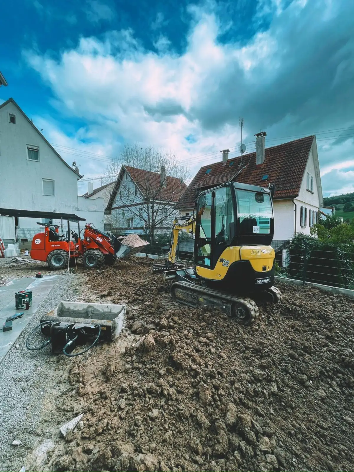 Minibagger und Hoflader bei Erdarbeiten